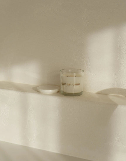 Cedar Oud & White Flower Candle — Medium IsleOfOmni